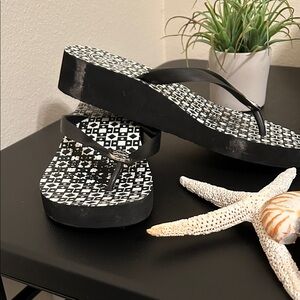 Tory Burch Black and White Patterned Sandals/Flip Flops